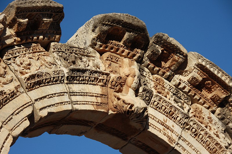 Ephesus_Hadrianus_Temple,_September_2013